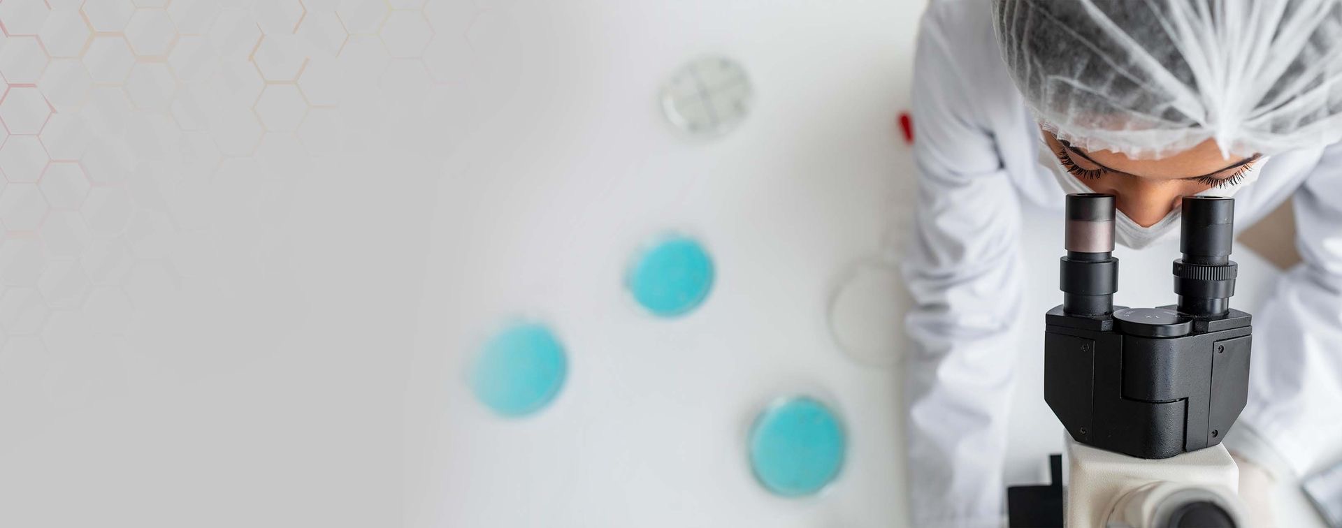 Farmacéutico preparando fórmula magistral